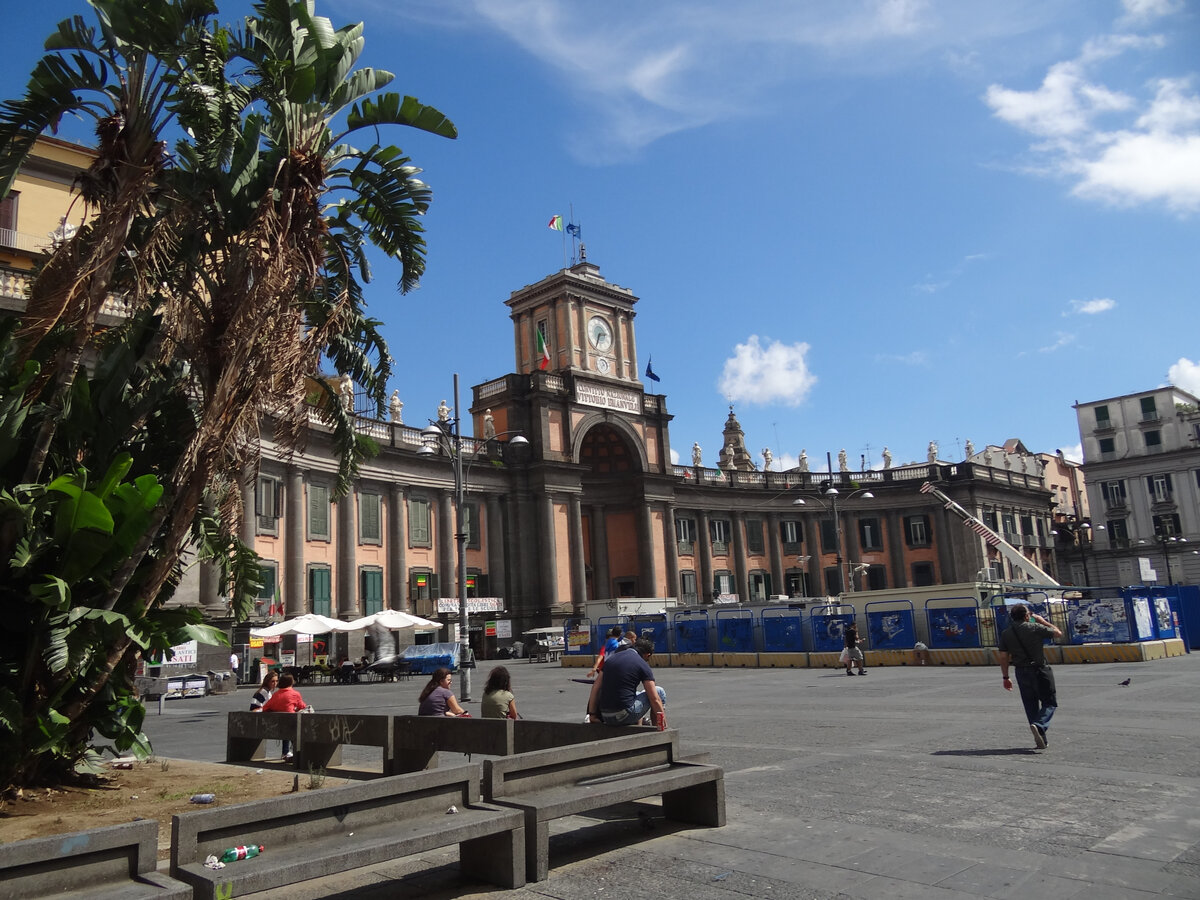 Мусор на лавках в центре Неаполя