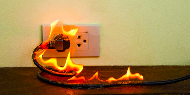 Неисправная электропроводка таит множество опасностей, одно из которых – короткое замыкание, в результате которого может загореться розетка и сгореть весь дом.