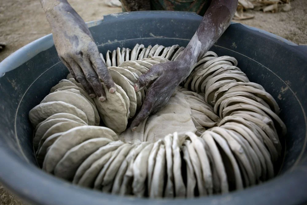 Глиняные лепешки на Гаити. Лепешки из глины в Африке. Лепешки из грязи на Гаити. Лепешки из глины на Гаити. Почему человек ест землю