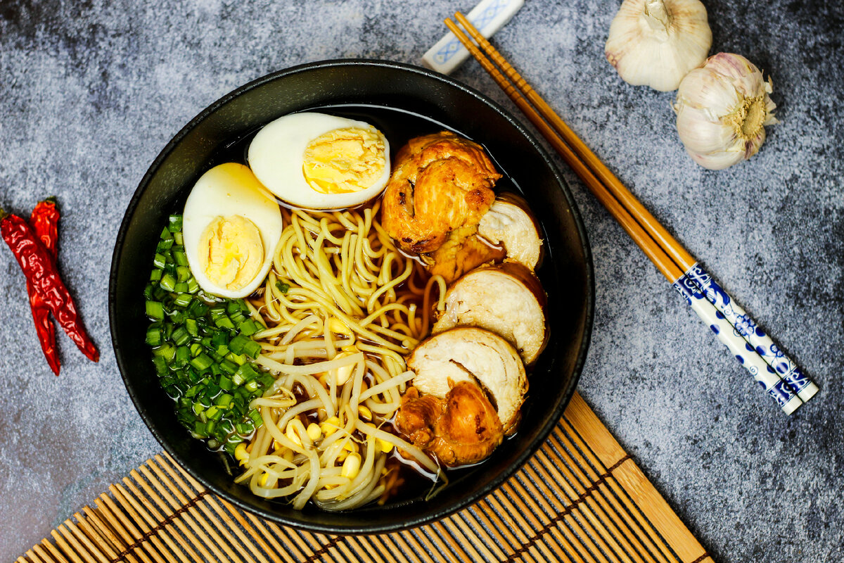 Бульон в рамене — самое главное. Как, впрочем, и в любом супе :)