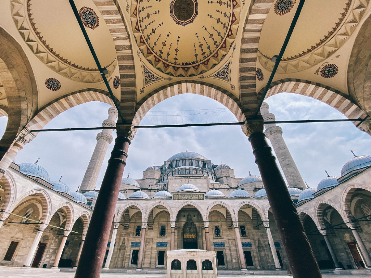 Великолепная мечеть Сулеймание. Здесь были похоронены Султан Сулейман и его любимая жена Хюррем.  