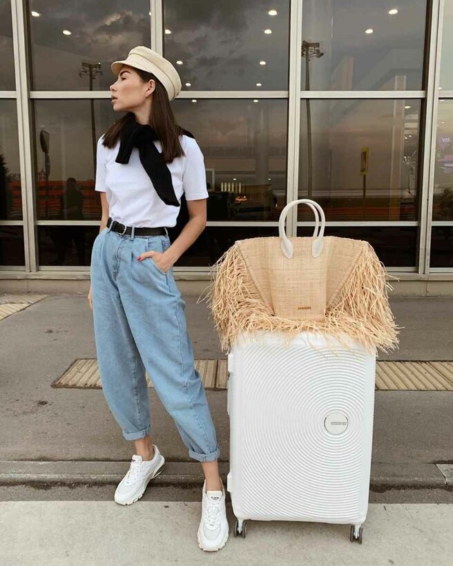 Базовые вещи:простая белая футболка,светлые джинсы mom,белые кроссовки и чёрная кофта