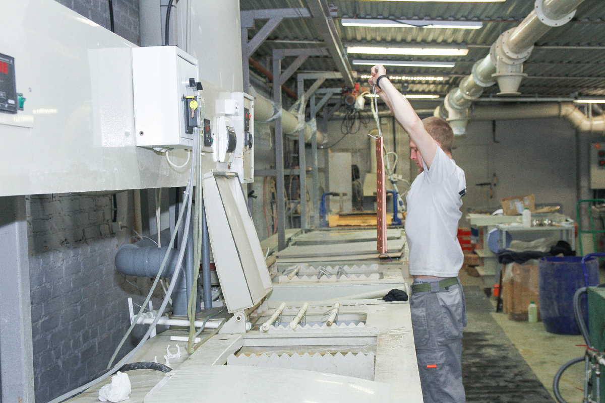 окунание  медной детали в ванну с химическим раствором.