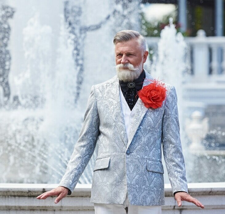 Папiк. Сразу видно. В РФ папики так не ходят.