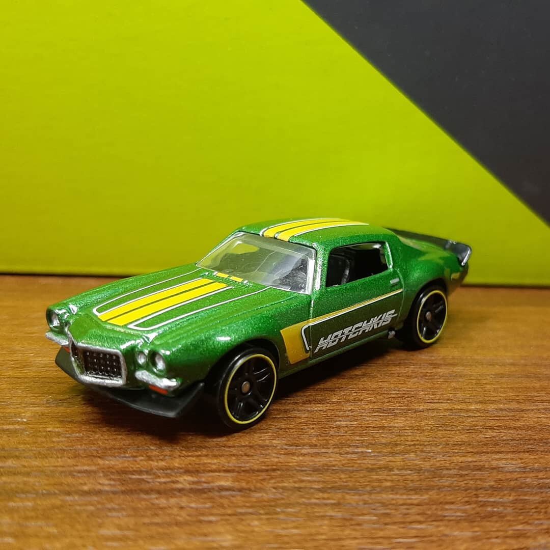 Всем привет. Сегодня хочу Вам показать автомобиль из моей коллекции. Hot Wheels 1970 Camaro серия HW Speed Graphics 7/10. Год выпуска модели с 2011 - 2013 год. Автомобиль в кузове купе. Кузов машинки верхняя часть металл. Нижняя пластик. Данная модель была доработана. Передняя часть фары и ходовые огни в хром. Поворотники в оранжевый цвет. Решетка радиатора в черный цвет. рамка радиатора в хром. Выхлопная система в хром. Заднею часть автомобиля. Фонари в красный. Бампер в хром. Спойлер в черный цвет. После не больших доработок машина стала гораздо лучше выглядеть. Если Вам не сложно поставьте лайк и обязательно подпишитесь на канал. Оставляйте Ваши комментарии. Интересно узнать Ваше мнение. Напишите если у Вас такая машина и в каком цвете. Я постараюсь для Вас делать интересный контент. Спасибо.