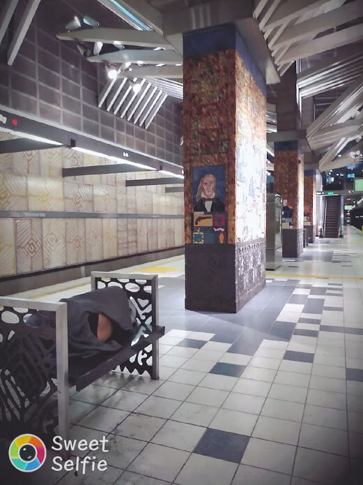 Бездомный в метро. Станция Studio city, город ангелов