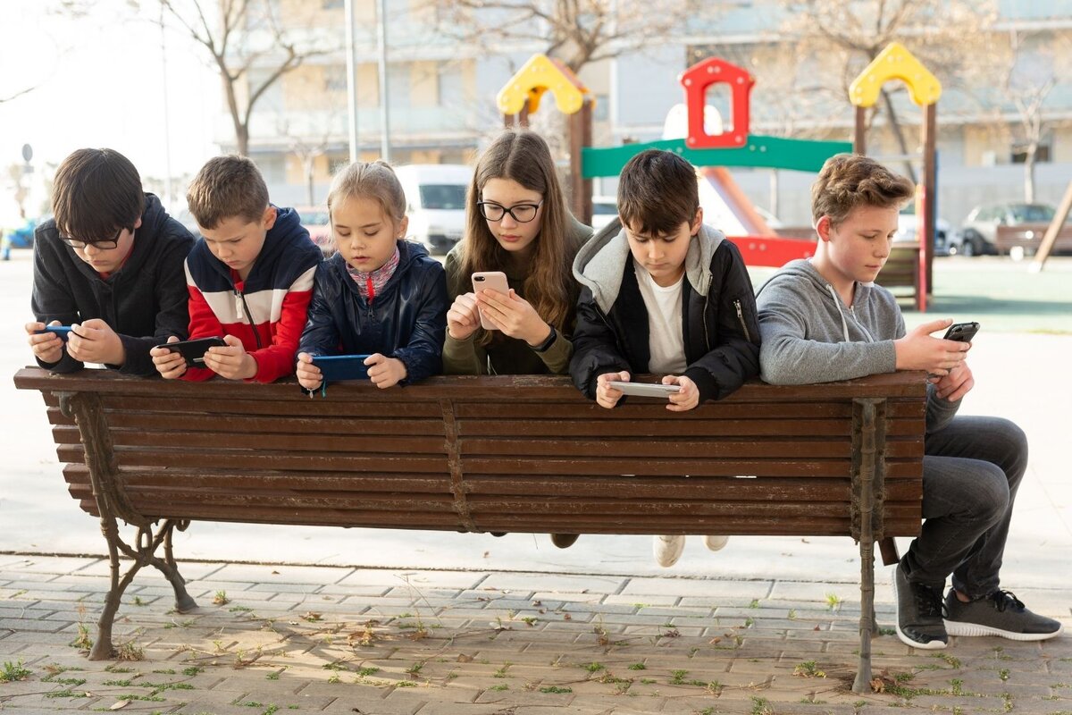 так сейчас и гуляют на детских площадках