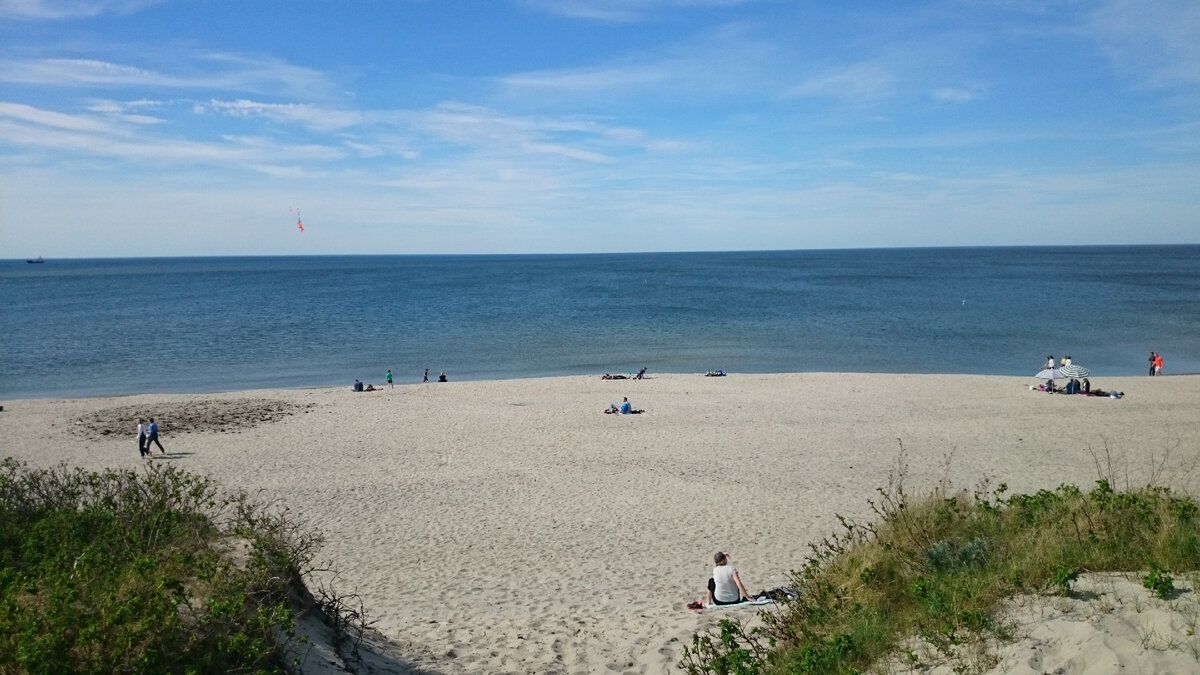 Море,дюны,счастливые люди.