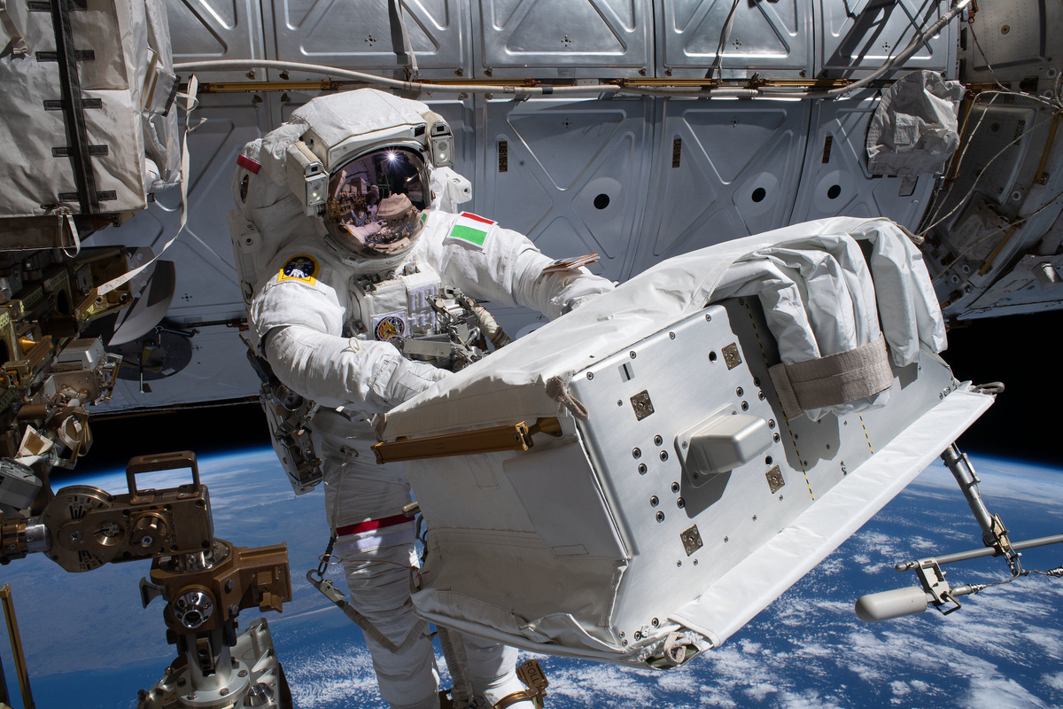 Сколько станций в космосе сейчас. МКС 2020. NASA МКС. Современная космонавтика. Космонавт в космосе.