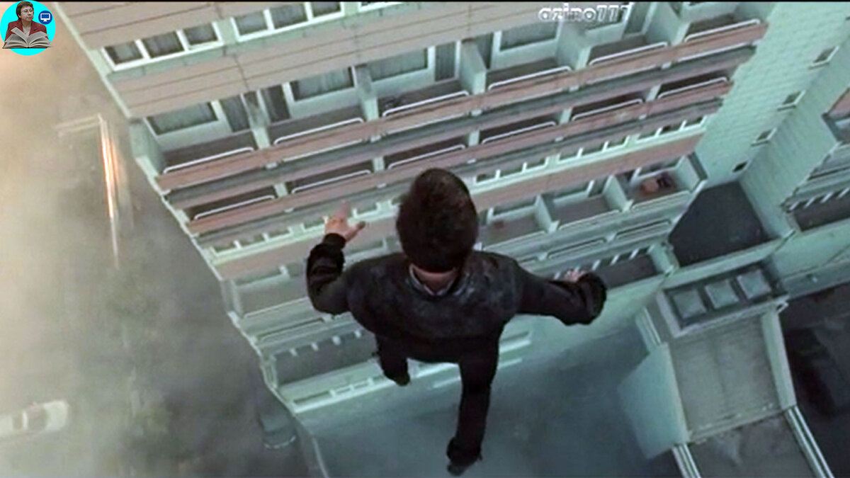 Кадр из фильма "Спутник Юпитера". Ариан парит над Будапештом.