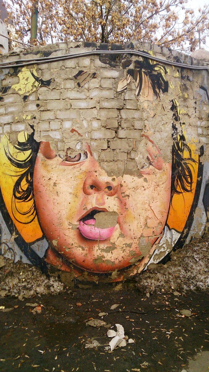 Этот рисунок находится под стенами Кремля, у автомойки "Кремлёвская", расположенной по адресу Зеленский съезд, д. 6А. Фото автора, март 2018 г.