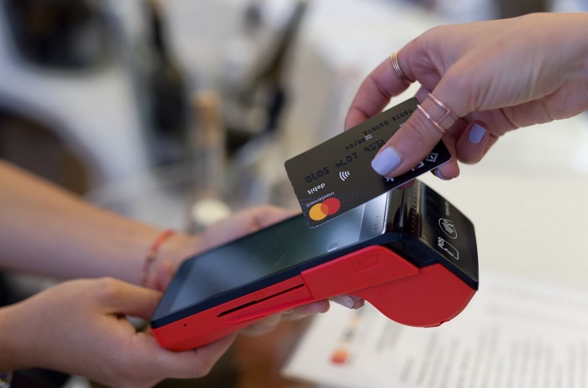 Покупатель использует безналичный платеж