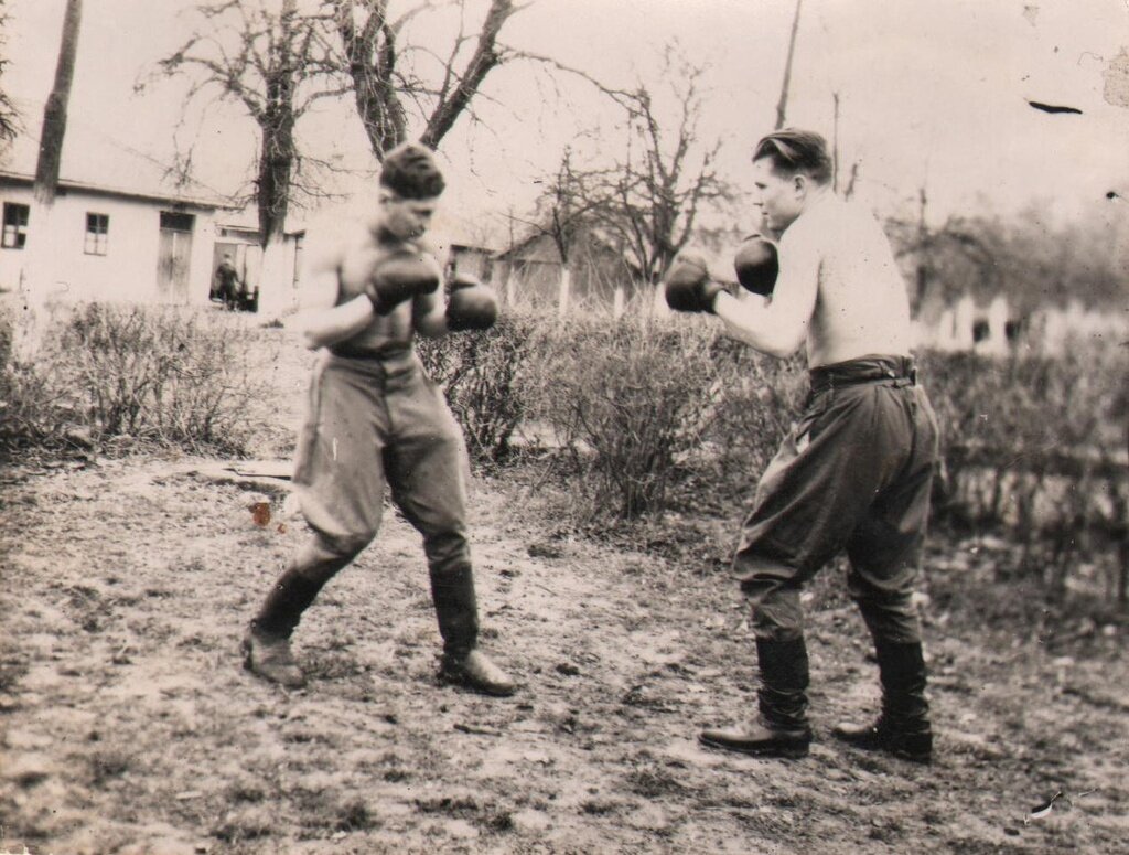 Михаил Агульников во время боксерского поединка
Неизвестный автор, 1943 год, Музей истории евреев в России.