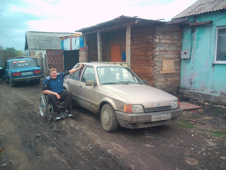 Это фото в момент обмена. На заднем плане жига Ваз 2105 1991 года . Которую я поменял ключ в ключ на Форд Орион 1986 года.