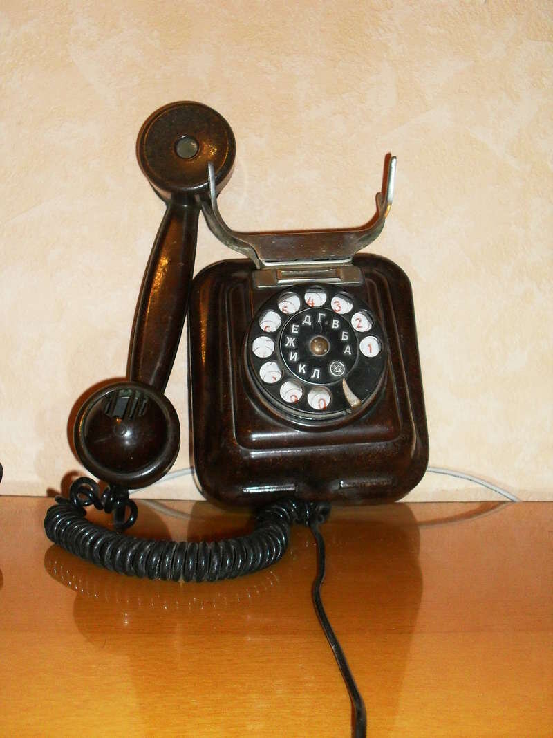 Простой домашний телефон. Телефонный аппарат. Домашний телефон. Старинный телефонный аппарат. Советский телефонный аппарат.