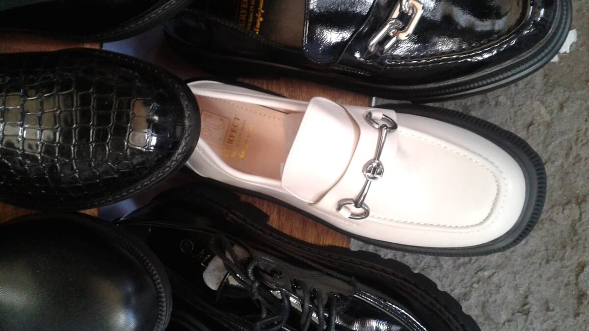 Светлые лоферы понравились, но не купила. Потом как-нибудь.