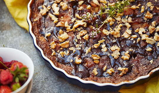 Яблочная шарлотка с глазурью