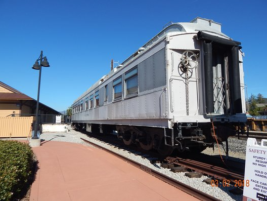 Источник: https://media-cdn.tripadvisor.com/media/photo-s/11/f7/14/a4/lounge-car.jpg