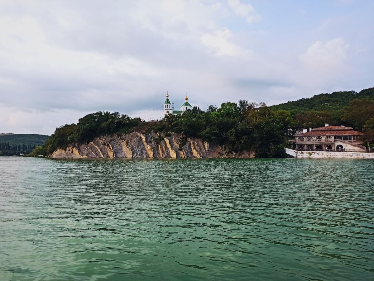 То самое озеро в Абрау. Очень чистое 