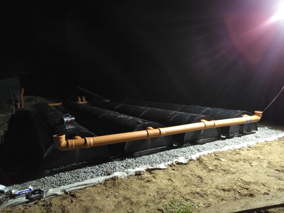 Строительство подземного поля фильтрации из тоннелей на щебеночном основании. Фото Максима Копылова