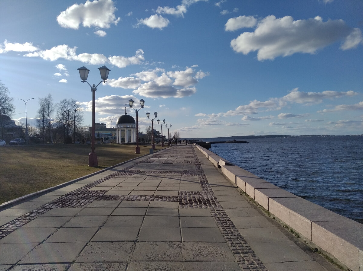 Главная "фишка" Петрозаводска - недавно отстроенный заново променад вдоль берега Онежского озера. 
