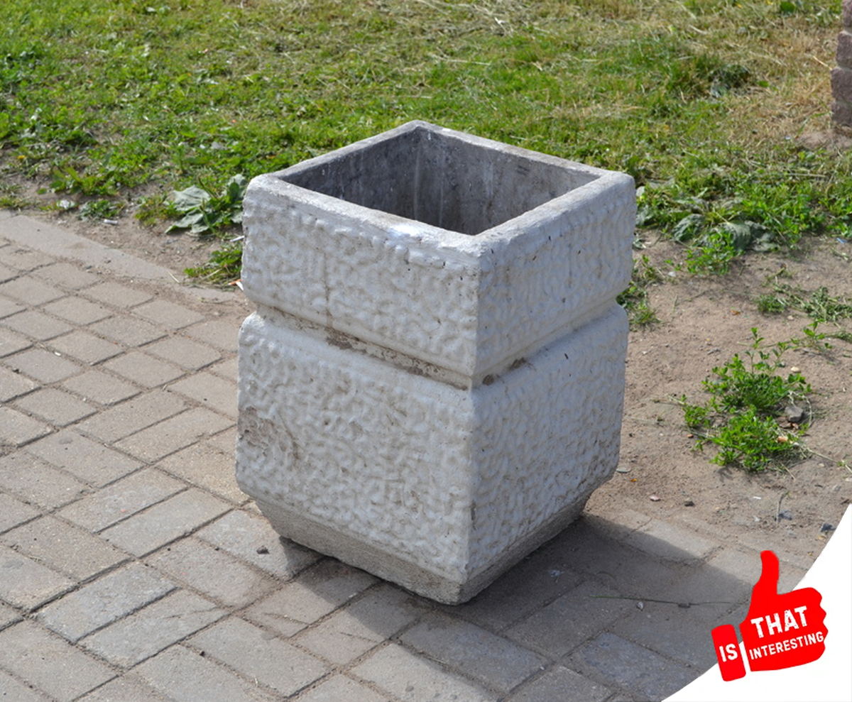 Знакомая всем бетонная мусорка