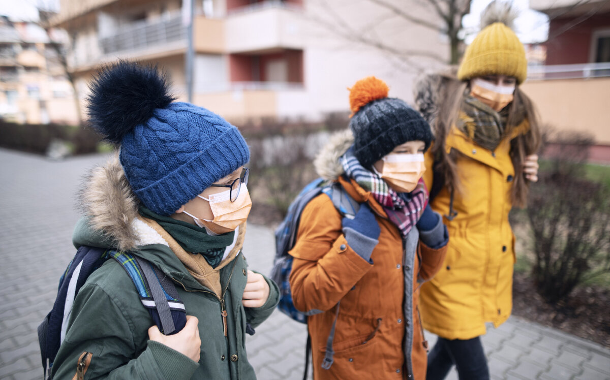 Дети идут в школу. Источник: istockphoto.com/ru