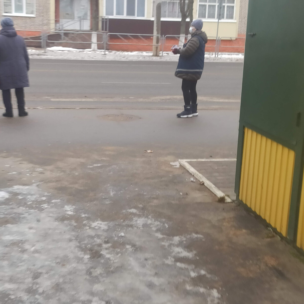 Приходится стоять и ехать