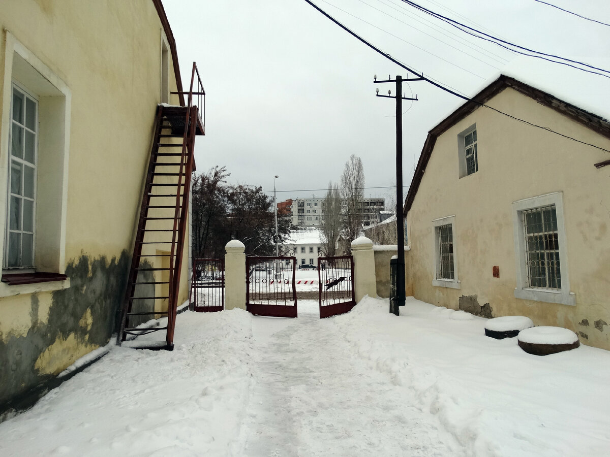 Слева дом обычного колониста, а справа - дом богатого. Листайте галерею. Там есть ещё фото