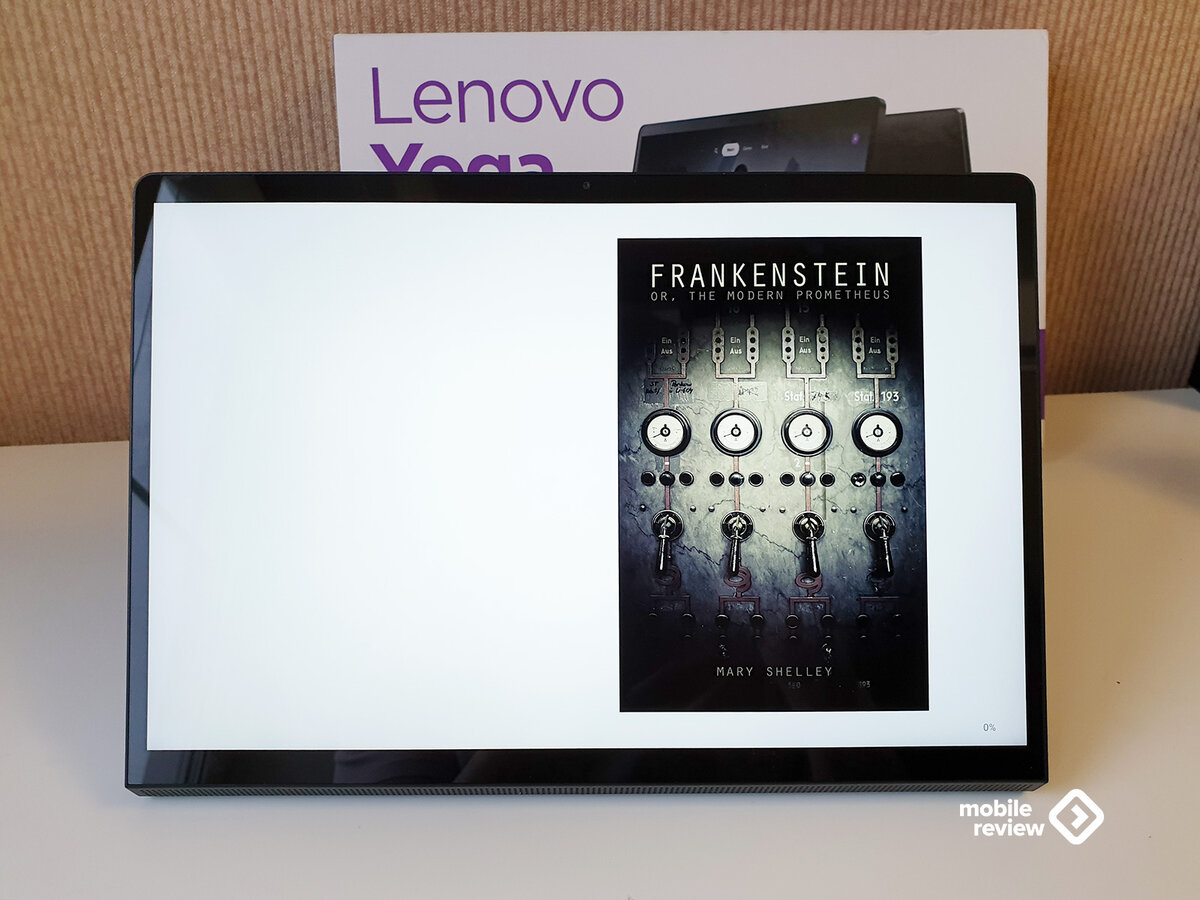 У экрана аккуратные рамки, сделанные с таким расчетом, чтобы планшет было удобно держать.