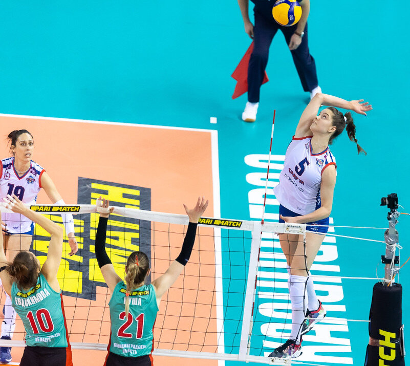 Очередная атака Светланы Гатиной ("Спарта") в матче с "Локомотивом". Фото: https://vk.com/vc.loko