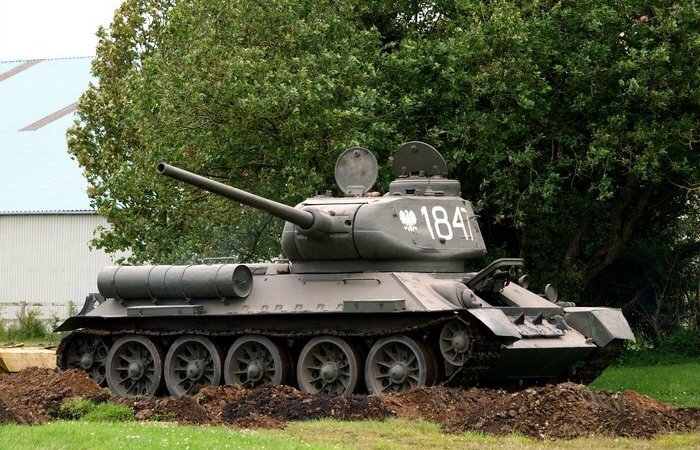 Если внимательно посмотреть на гусеницы танка Т-34, а затем на гусеницы большинства других советских танков времен первой половины и середины XX века, то можно сделать одно интересное наблюдение. У Т-34 в гусеничном движителе отсутствует характерное колесо в форме звездочки. Отсюда возникает вопрос, как без него советский танк вообще умудрялся ездить, и почему на такое решение пошли отечественные конструкторы?