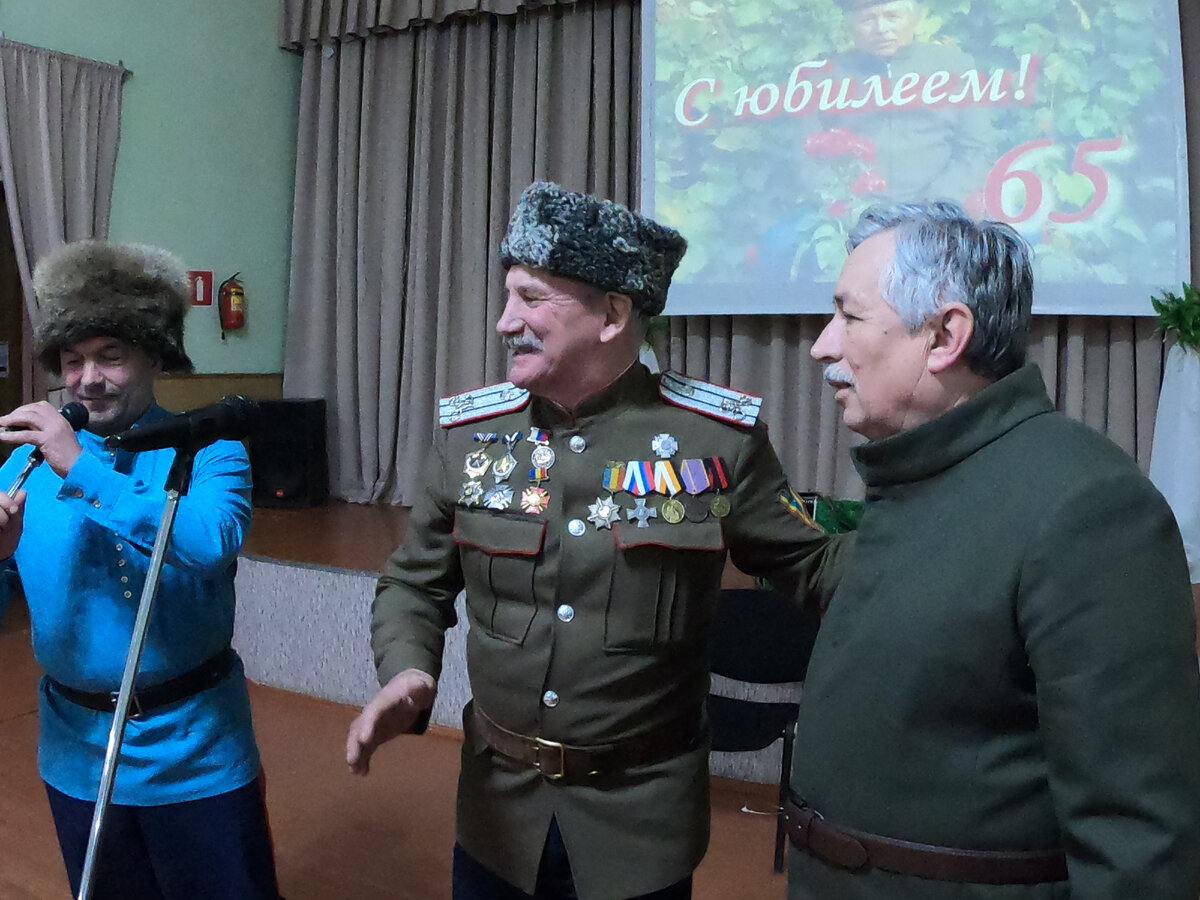 Казачий писарь и поэт Жуков Юрий Борисович (справа)