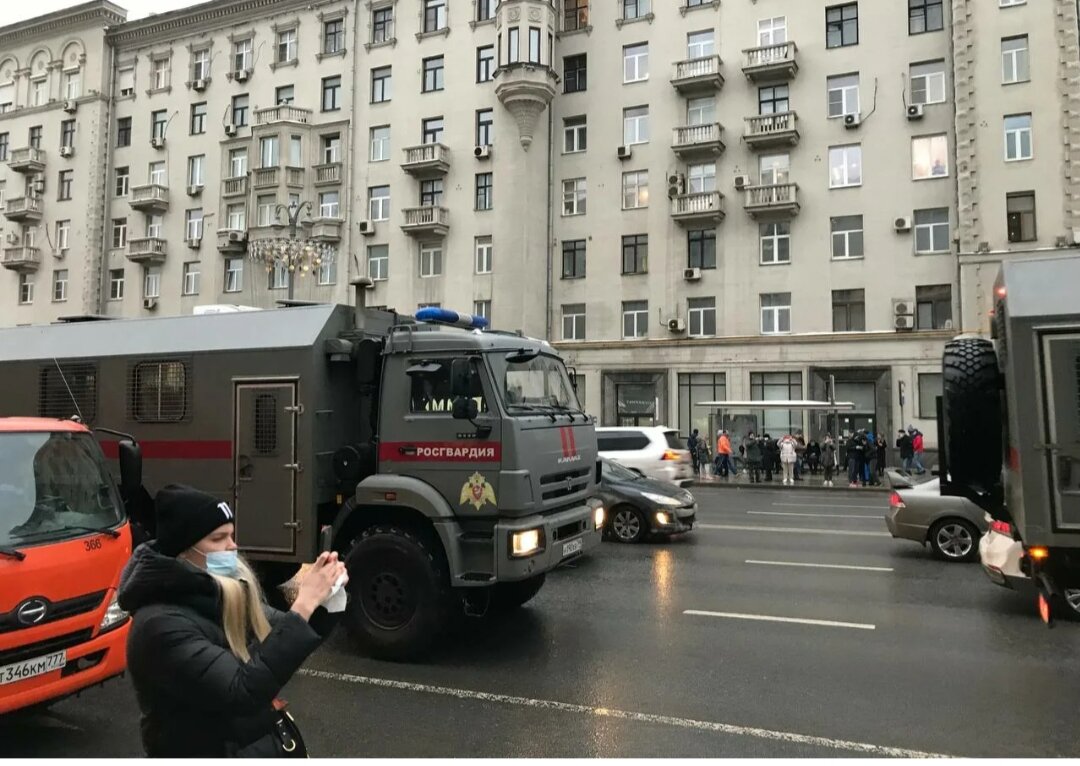 Машины росгвардии в центре Питера: первые ласточки или единичный эпизод? |  MikroMegaS | Дзен