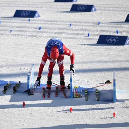 Источник: https://www.nrk.no/sport/her-sender-bolsjunov-juryen-i-alarmberedskap-_-slapp-straff-for-a-legge-staven-i-klaebos-bas-1.15844002