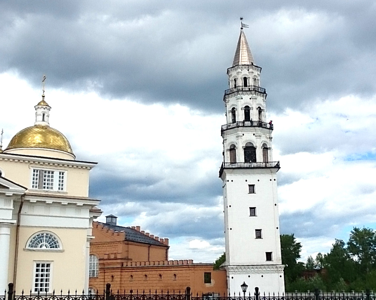 Фото автора. Слева фрагмент Преображенского собора