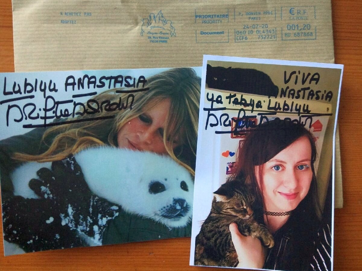 Вместе с письмом я отправила Бардо своё фото. Она вернула его мне с подписью и вложила в конверт своё. Но тем приятнее мне было получить от известной актрисы неожиданное признание в любви :) Фото: Анастасия Горбатова.