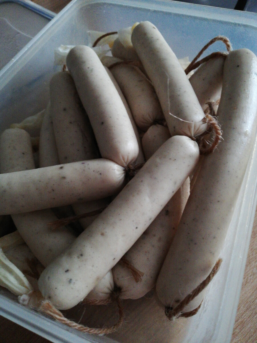 На 1кг сосисок:700г - курицы(у нас грудка), 300г-сала, 200мл-сливки/молоко/вода, нитритная соль-11г, морская соль-11г, 0.5ч.л-мускатный орех, 0.5ч.л-молотого перца, 11г-крахмала, 1 яйцо куриное. Мясо и сало режем кусочками, засыпаем соль нитритную и морскую, оставляем на 4 часа при комнатной температуре, потом на 24 часа в холодильник, молоко в морозилку. На следующий день достаём мясо кидаем его в комбайн, вливаем сливки, добавляем яйцо, крахмал, специи и перемешиваем до однородности. Очень важно чтобы температура фарша не повышалась выше 12 град. Набиваем сосиски в оболочку и кидаем в воду при температуре 60град и варим 15 минут. Получились вкусные сосиски как в магазине, но дешевле и полезней. 