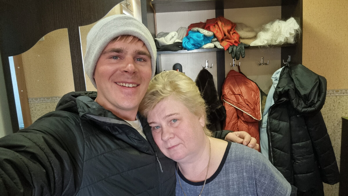 Случайно вышло, что мама в первый день после отпуска не вышла на работу и проводила меня.