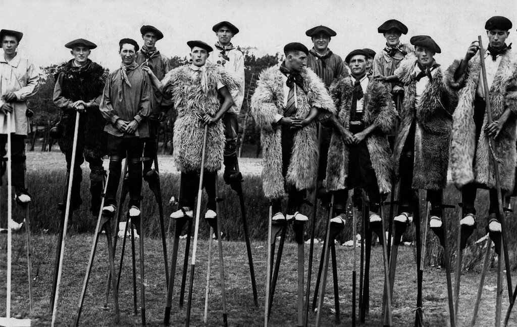 Первое, что приходит в голову при виде этой фотографии – здесь изображена группа бродячих уличных артистов. Или циркачи вышли на тренировку. Однако такие ходули использовали французские пастухи.