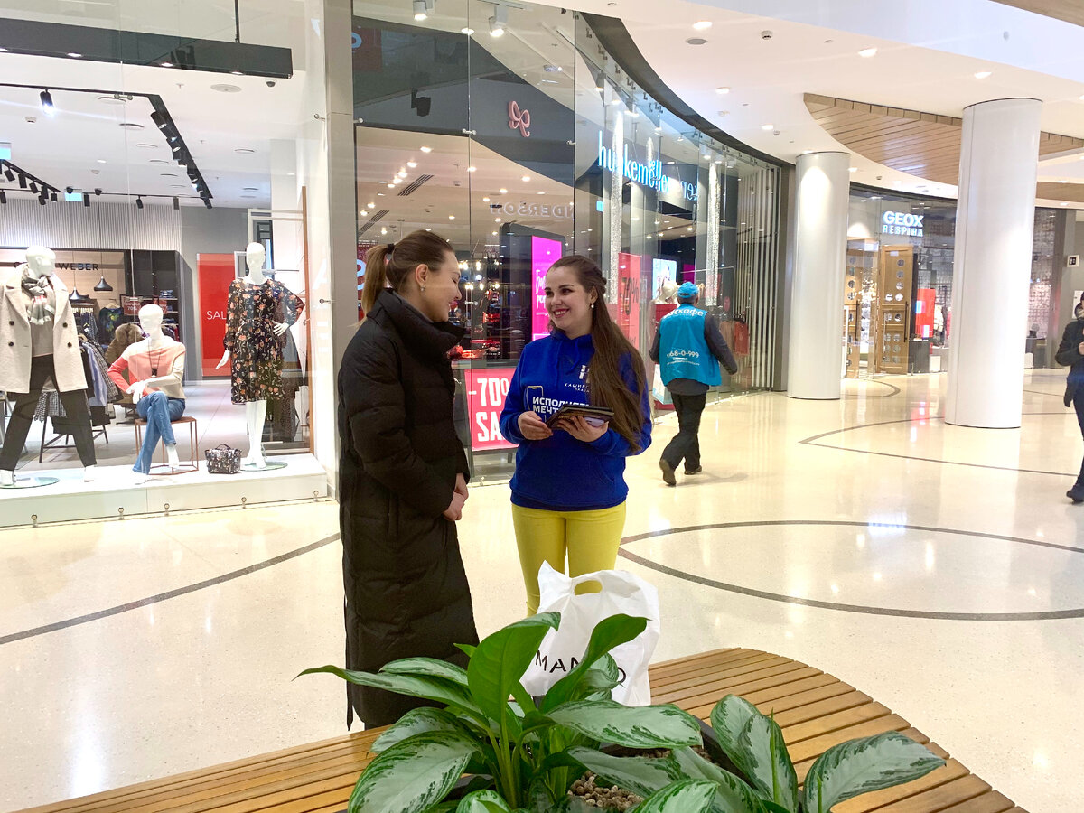 Промоутер консультирует посетителей