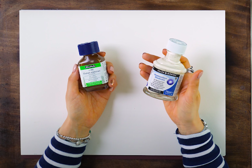 Гуммиарабик (слева) и резервирующая жидкость (справа).