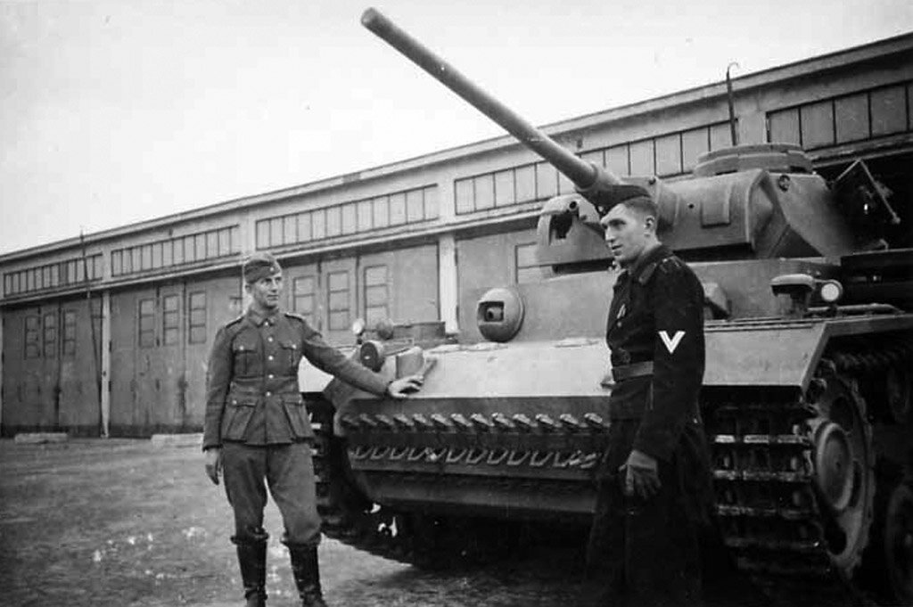 Один из первых Pz.Kpfw.III Ausf.L. Эта машина еще не оснащена разнесенной броней.