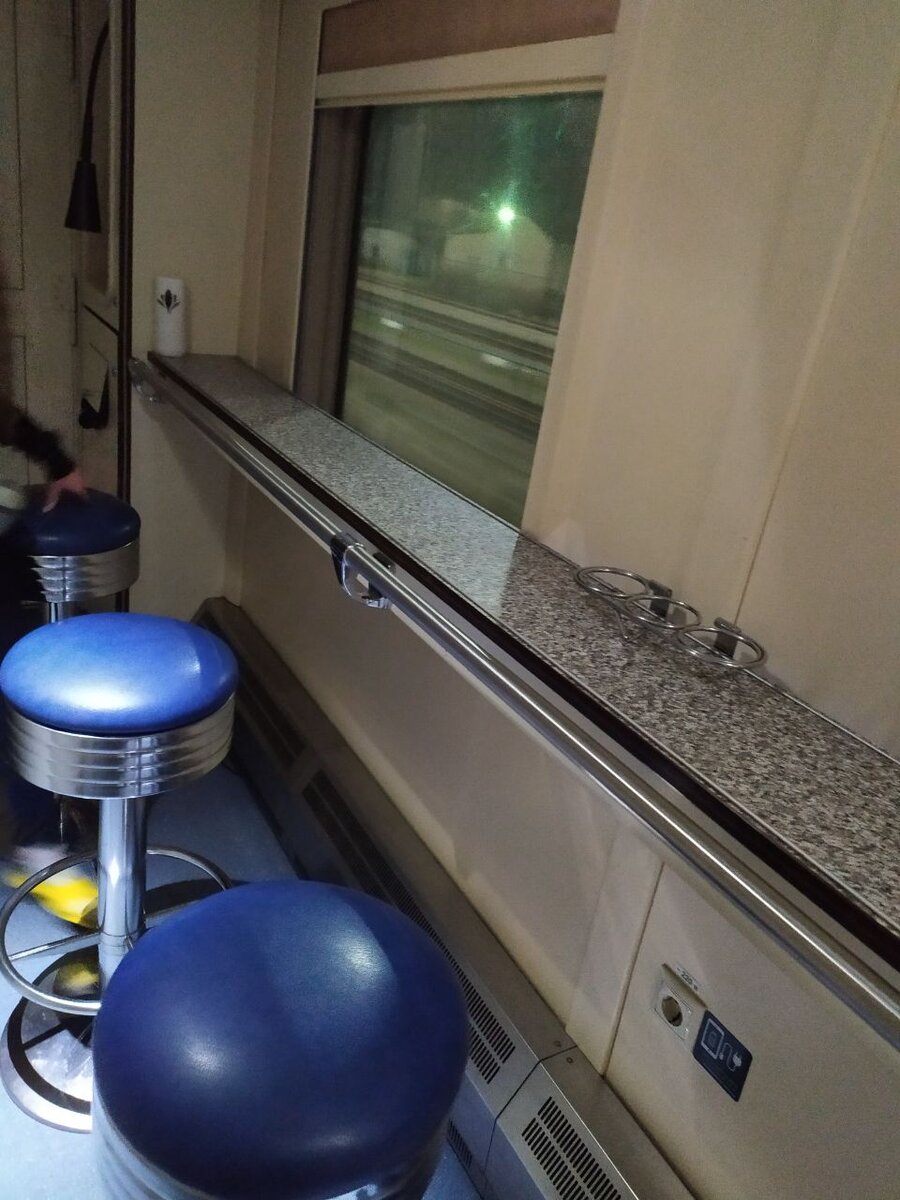 А так выглядит мини-бар в потёмках