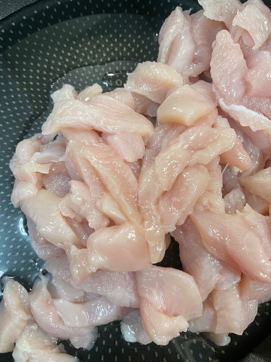 Жарить на среднем огне под закрытой крышкой, переодически помешивая пока курица не подрумянится