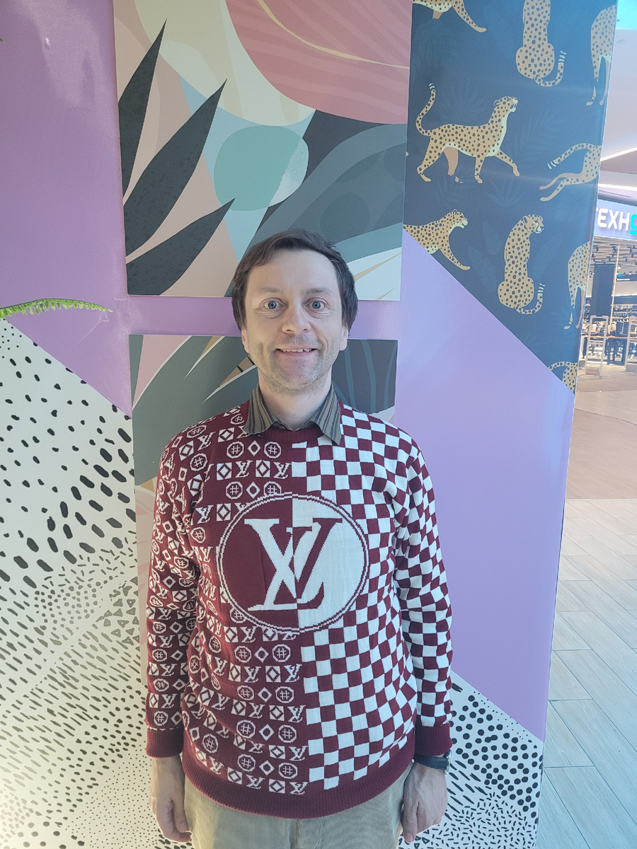 на фото писатель Юрий Тубольцев