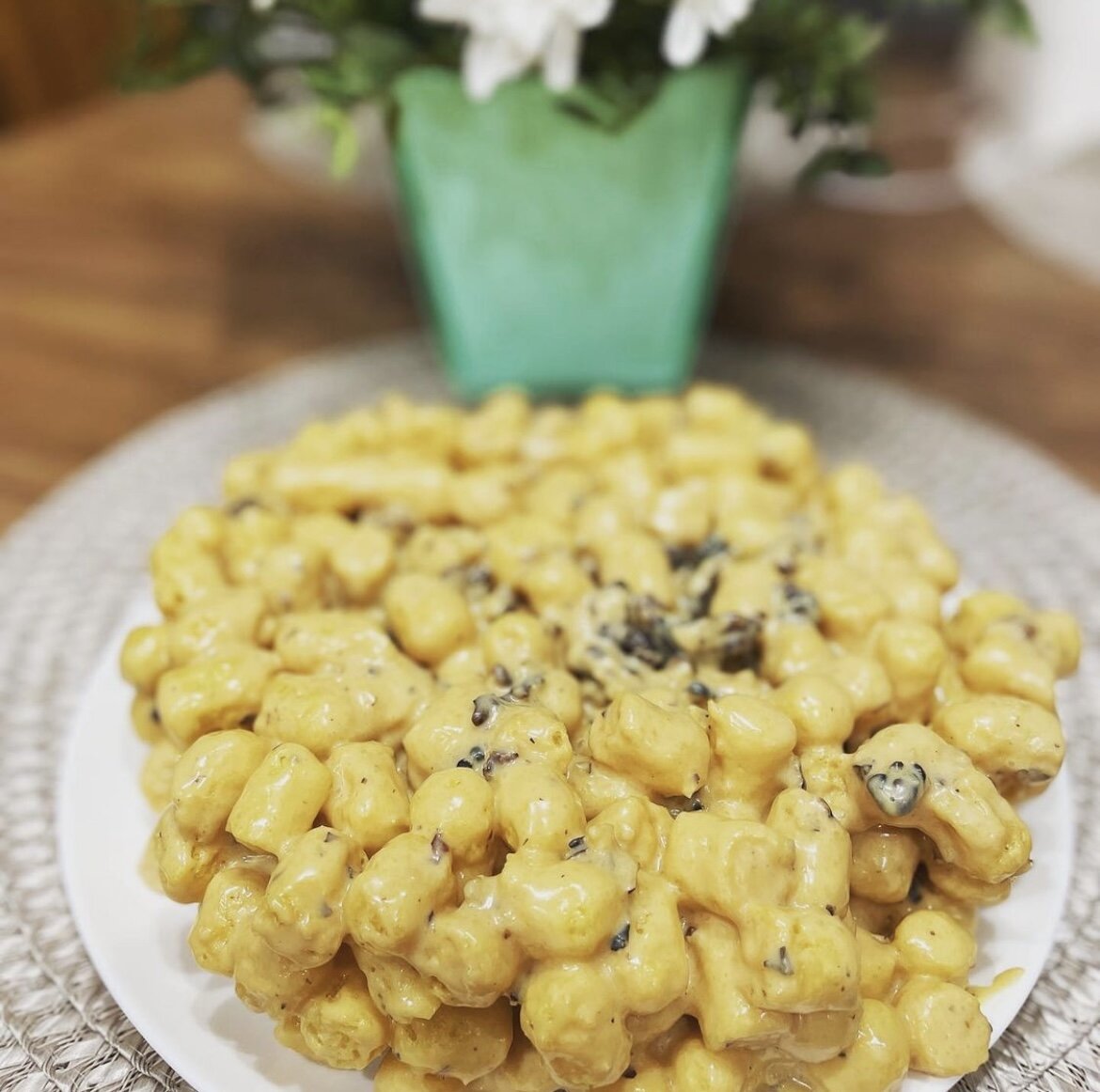

Заслуживает ваших ❤️👍

Ингредиенты:
➡️кукурузные палочки 1 пачка
➡️сливочное масло 0,5 пачки
➡️вареная сгущёнка 2 с горкой столовые ложки
➡️две столовые ложки сметаны
➡️грецкие орехи

Растопим сливочное масло, добавим сгущёнку и сметану. Перемешиваем блендером. 
Добавляем орехи, перемешиваем снова.
Заливаем наши кукурузные палочки.
Выкладываем любой формой на тарелку, ставим в холодильник.
Через пару часов можно кушать.