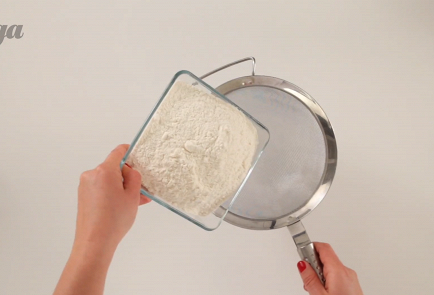 1)Просеять муку и соль в глубокую миску. Перетереть между ладоней с мягким маслом, чтобы смесь напоминала хлебные крошки, затем добавить слегка взбитое яйцо и замесить тесто. Скатать его в шар, завернуть в пленку и отправить в холодильник на 30–50 минут.