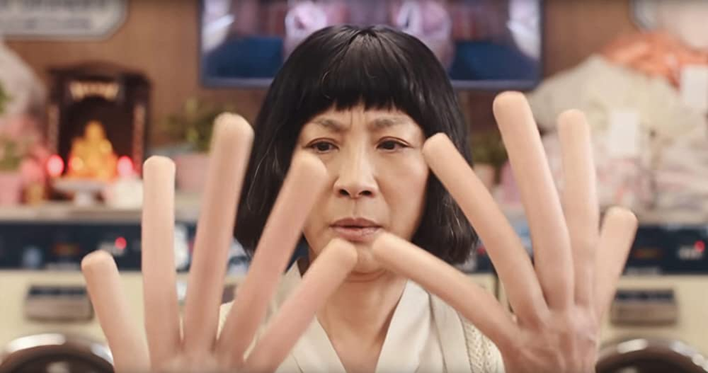 Кадр из фильма Everything Everywhere All at Once. Режиссеры: Дэн Кван и Дэниэл Шайнерт. Оператор: Ларкин Сайпл. Производство: Hotdog Hands, Ley Line Entertainment, Russo Brothers, Year of The Rat. Показ в России: Вольга