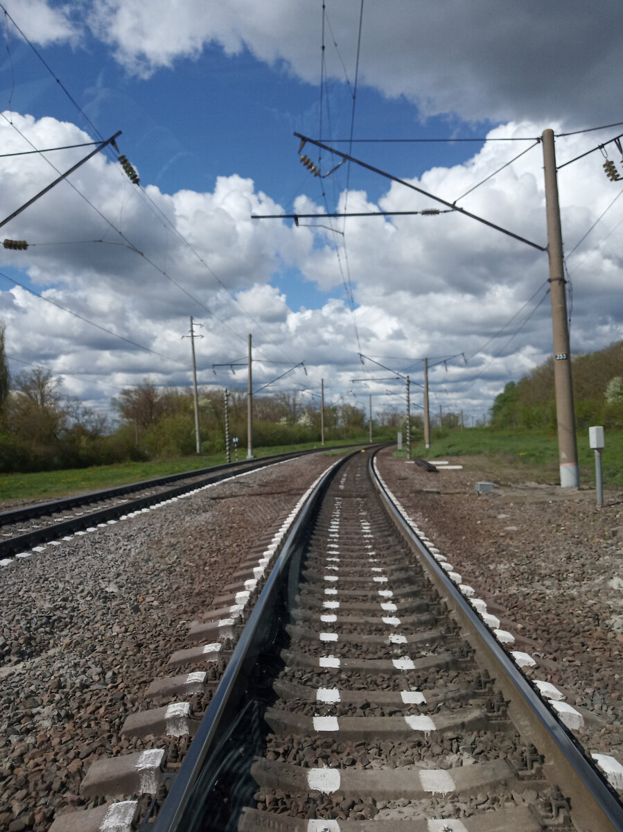 И только ветер знает где я в руки отдалась беде...